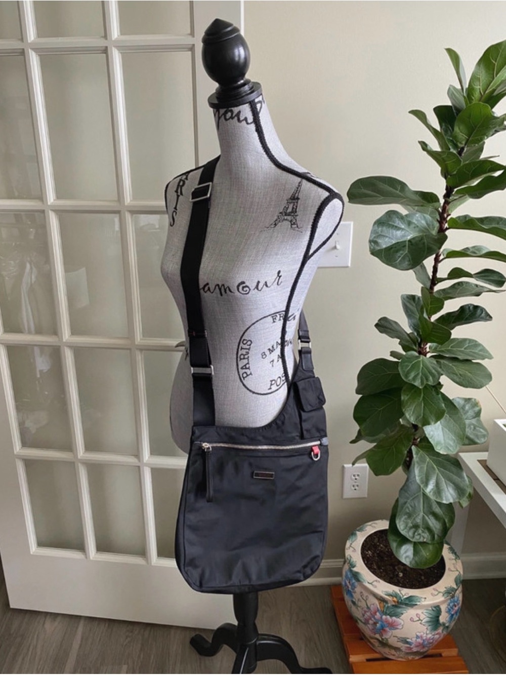 EUC tumi Sumatra voyager black nylon crossbody sling bag
